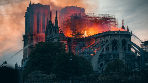 Catedral de Notre Dame de Paris em chamas