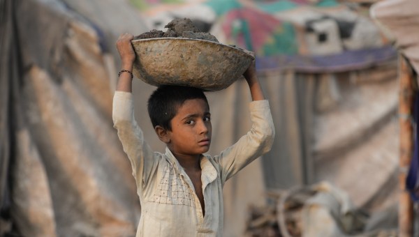 Criança em situação de pobreza