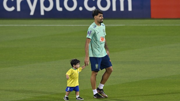 Lucas Paquetá e o filho no gramado em Doha