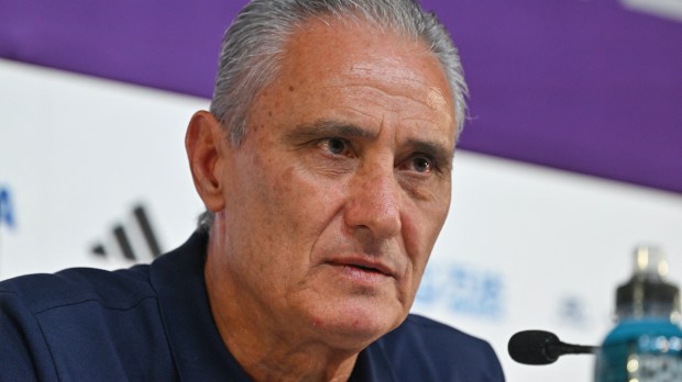 Técnico Tite durante entrevista coletiva no Catar