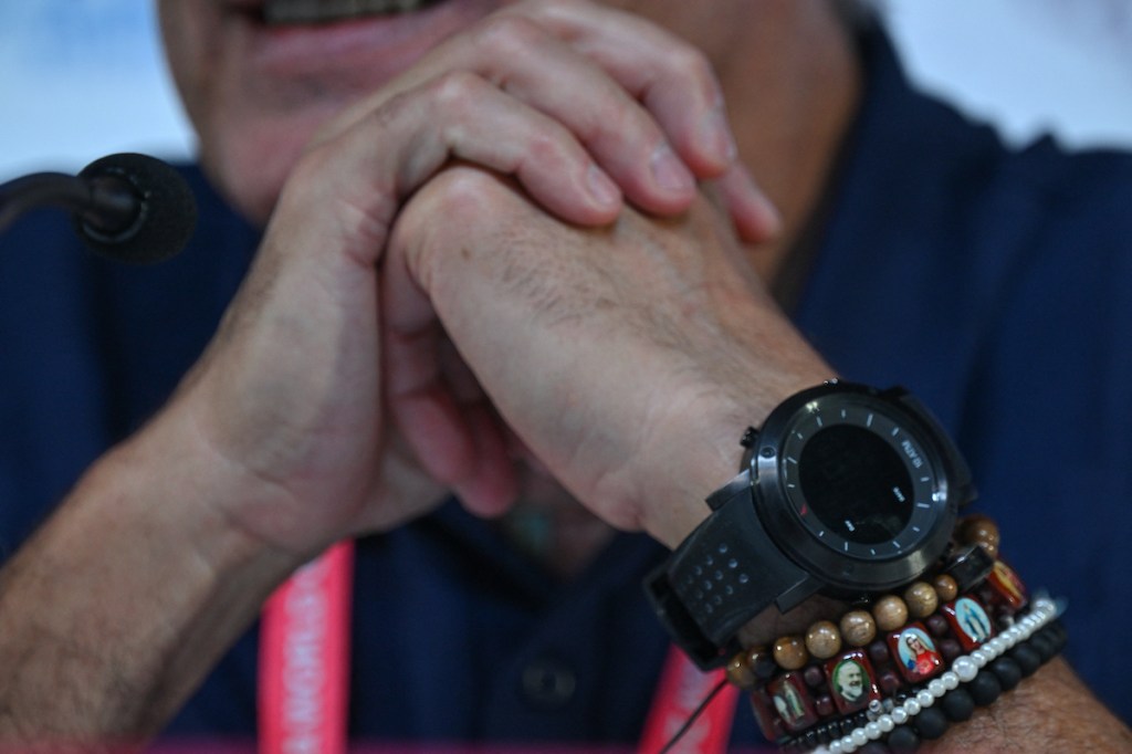 Técnico da seleção brasileira exibe pulseiras que demonstram sua fé católica