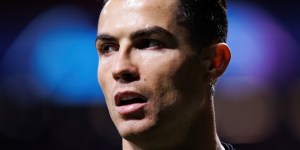 Cristiano Ronaldo: &#8220;Chorei com meu filho ao dizer-lhe que seu irmão tinha morrido&#8221;