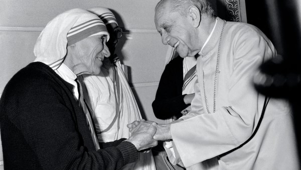 Dom Helder Camara cumprimenta Madre Teresa de Calcutá