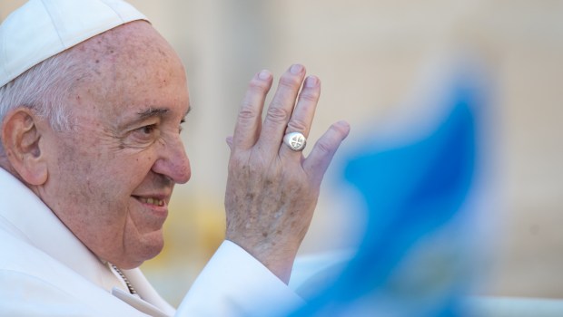Papa Francisco ao lado de bandeira argentina