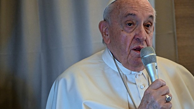 Pope-Francis-greets-journalists-while-aboard-the-plane-from-Rome-to-Manama-AFP