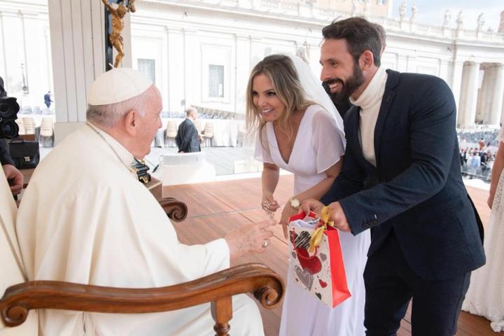 Casal em lua de mel consegue concorrida audiência com Papa na