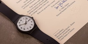 Quem comprará o relógio Swatch do Papa Francisco?