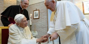 Papa Francisco afirma que Bento XVI &#8220;está muito doente&#8221;