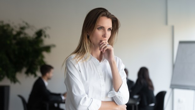 Mulher com aspecto de sentir-se insegura ou em dúvida