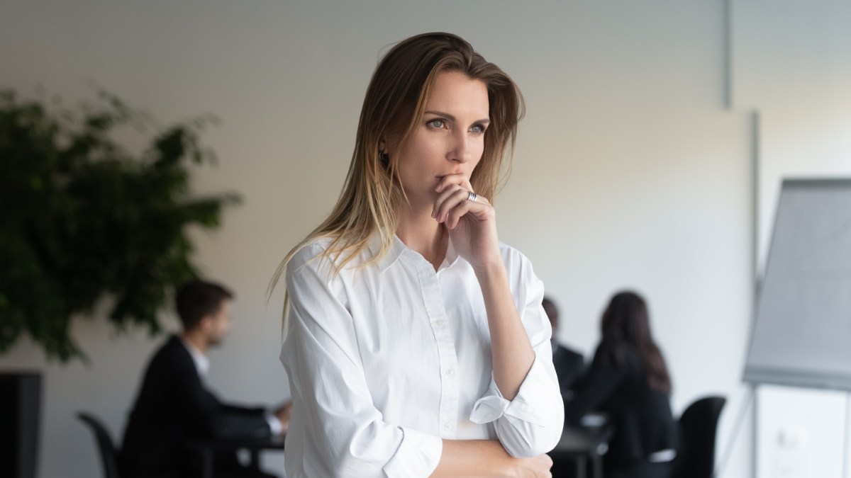 Mulher com aspecto de sentir-se insegura ou em dúvida