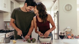 Casal cozinhando junto