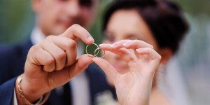 Por que a aliança de casamento ou noivado deve ser usada no quarto dedo da mão?