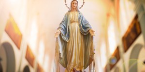 Nossa Senhora das Graças reforça a importância de sempre rezarmos