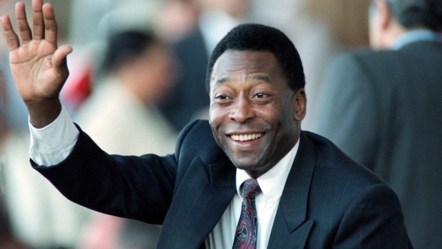 Pelé acena para o público