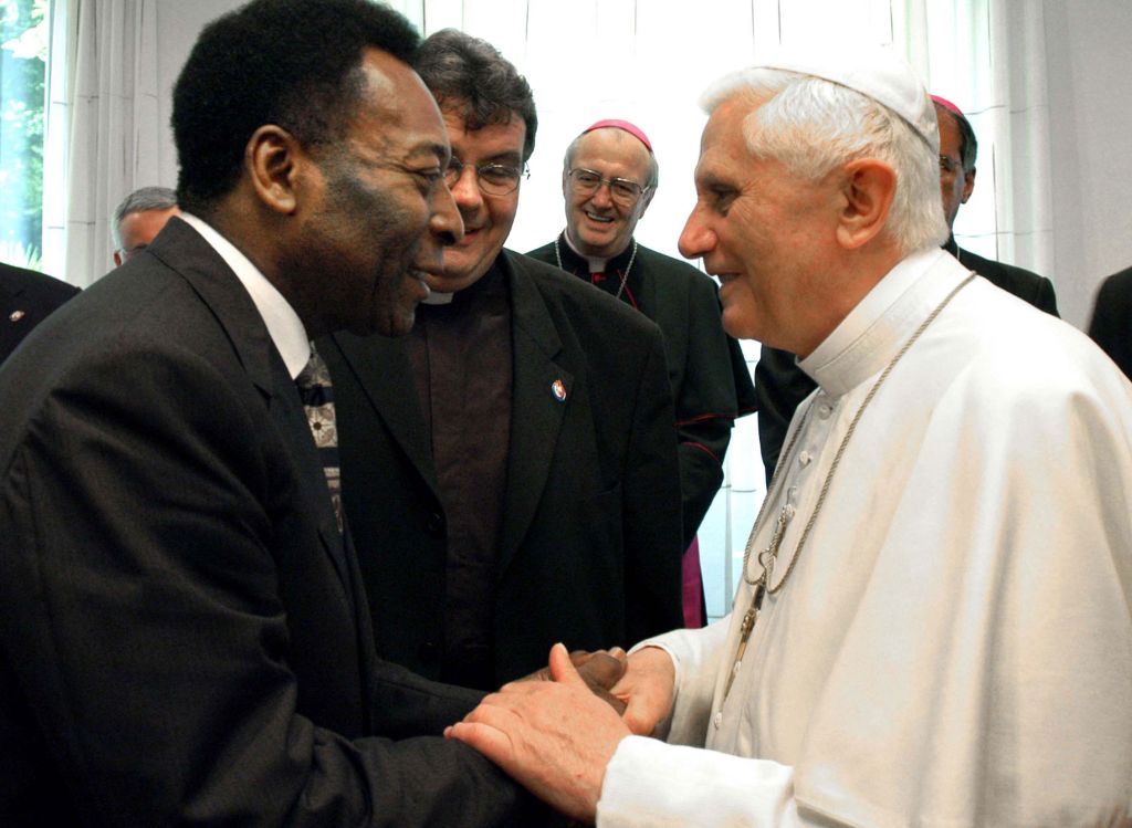 Pelé é recebido por Bento XVI em 2005 na Alemanha