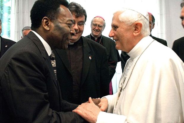 Papa Bento XVI aperta a mão de Pelé, lenda do futebol brasileiro, durante seu encontro em Colônia, Alemanha