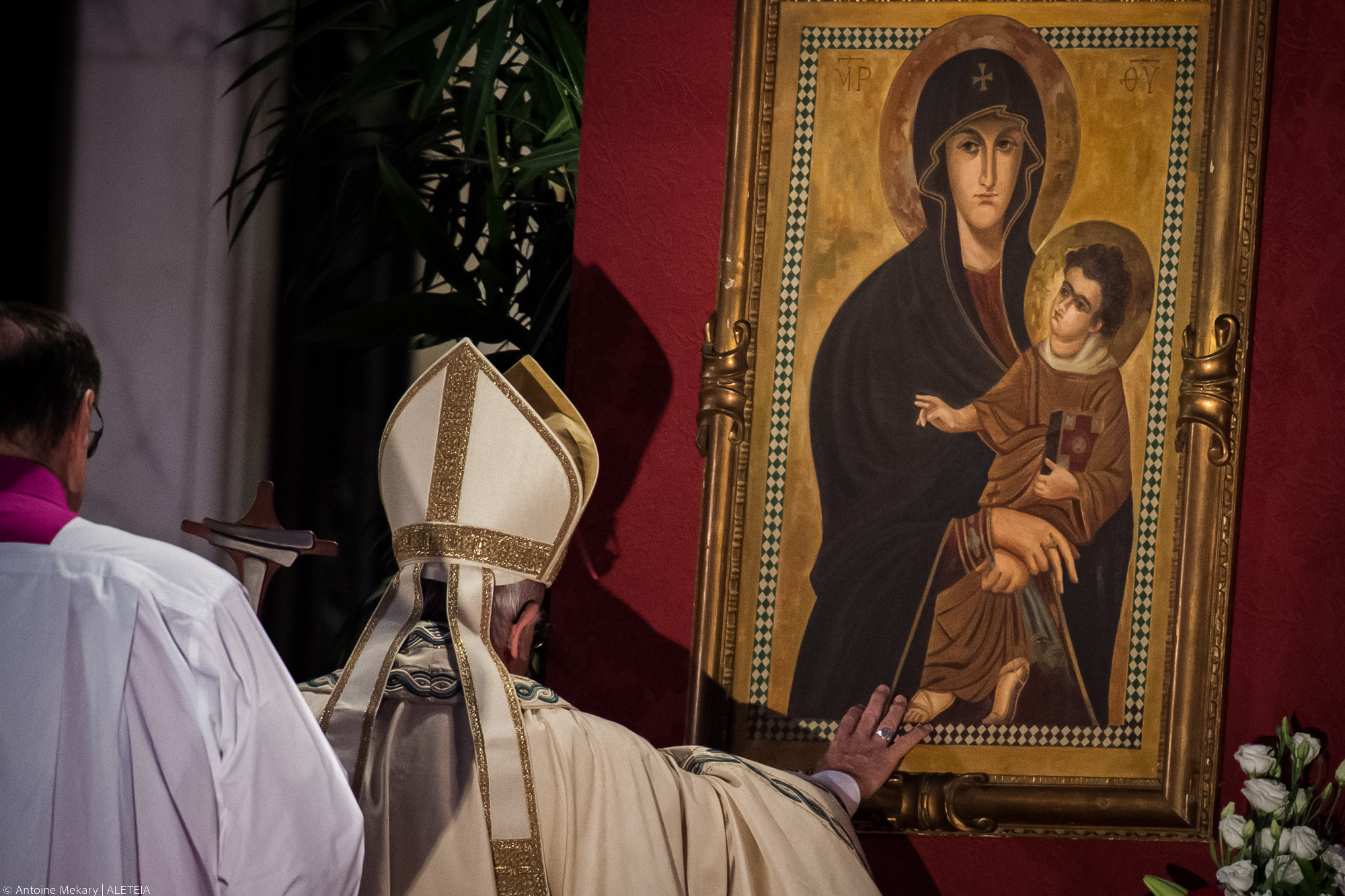 Papa faz oração diante de imagem de Nossa Senhora