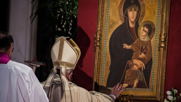 Papa faz oração diante de imagem de Nossa Senhora