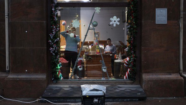 Papa envia cardeal à Ucrânia para doar roupas e geradores