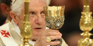 Por que Bento XVI sempre colocava um crucifixo no centro do altar