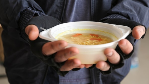 Ks. Sławomir Bar z Bydgoszczy organizuje pomoc dla potrzebujących otwierając bar mleczny w kaplicy