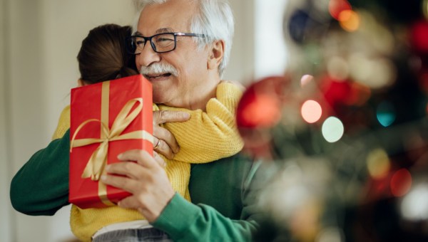 Avô recebe presente na noite de Natal