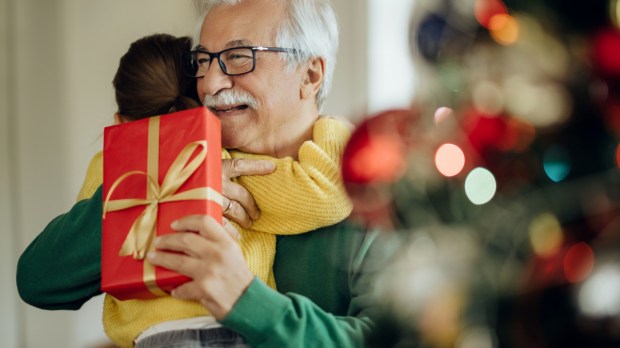 Avô recebe presente na noite de Natal