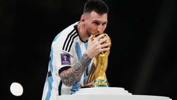 figurka Lionela Messiego z Pucharem Świata w szopce w Neapolu