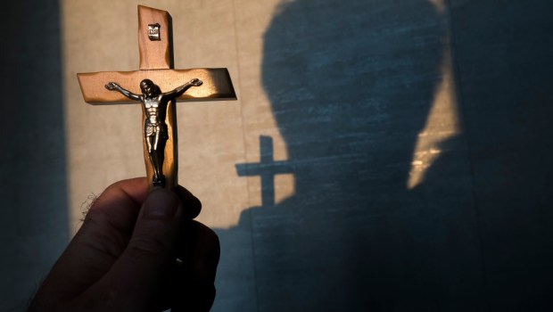 crucifixo se destaca num contraste de trevas e luz