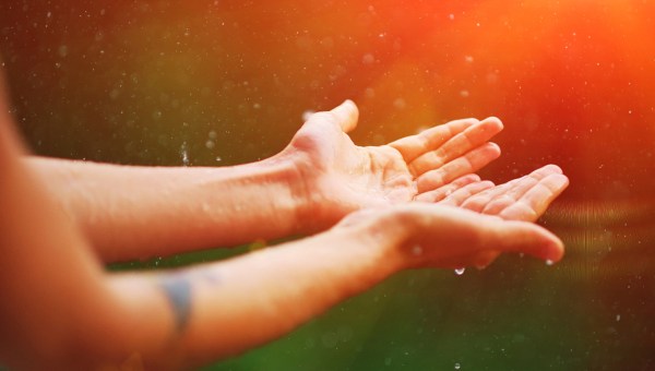 Mãos abertas em oração frutífera