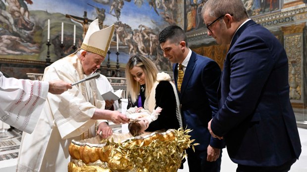 Papa batiza bebês no Vaticano e pede a famílias que ensinem as crianças a rezar