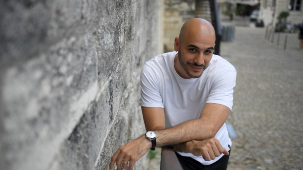 L'attore Mehdi Djaadi in posa durante il Festival di Avignon del 2021, svoltosi nel sud della Francia.
