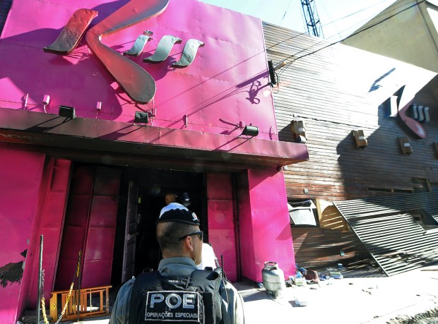 Policial na frente da Boate Kiss em Santa Maria, Rio Grande do Sul, Brasil