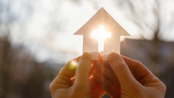 Mãos segurando cruz