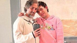 Marcos Mion abraça o filho Romeo, que é autista