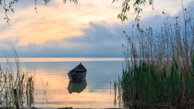 Barco no lago perto da margem