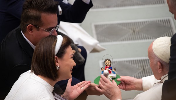 a newly wed couple gives Pope Francis a gadget