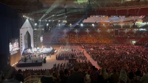 17,000+ jovens cantam a "Salve Regina" durante a Seek23 - NOT FOR REUSE
