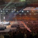 Mais de 17.000 jovens cantam a Salve Rainha em latim