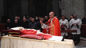 Corpo do Papa Emérito Bento XVI com terço nas mãos na Basílica de São Pedro