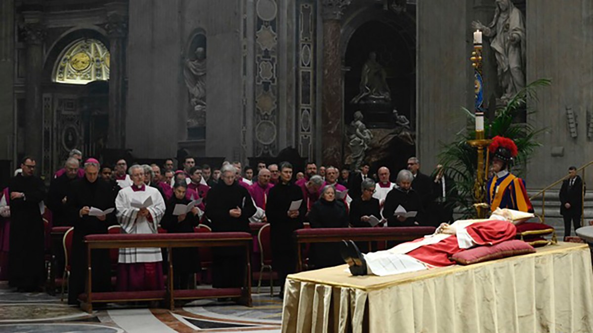 Translation-and-rite-upon-the-arrival-of-the-Pope-Emeritus-in-the-Basilica-Vatican-Media