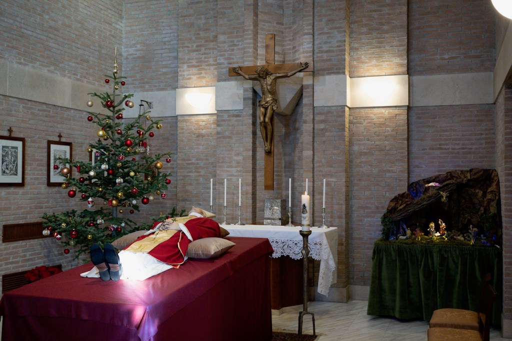 Two-images-of-the-Pope-Emeritus-resting-in-the-chapel-of-the-Mater-Ecclesiae-Monastery-Vatican-Media-Foto