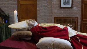 Two-images-of-the-Pope-Emeritus-resting-in-the-chapel-of-the-Mater-Ecclesiae-Monastery-Vatican-Media-Foto