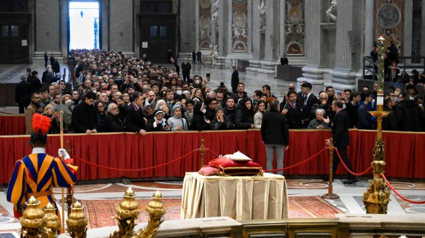 image-of-the-first-Italian-authorities-Basilica-Pope-Emeritus-Foto