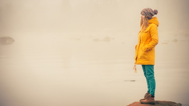 mulher em ambiente tranquilo simbolizando o sisu finlandês