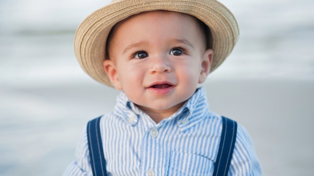 Bebê com chapéu e suspensório