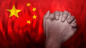 Bandeira da China e mãos em oração