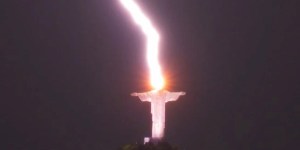 Fotógrafo captura momento em que raio atinge o Cristo Redentor