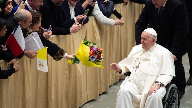 Papa Francisco em cadeira de rodas