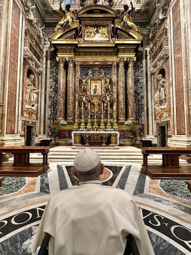 Pope-Francis-Basilica-of-Santa-Maria-Maggiore-icon-of-the-Virgin-Salus-Populi-Romani-2